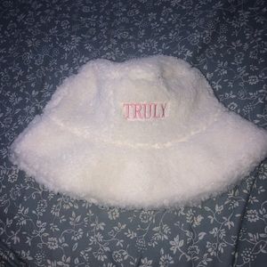 Truly fur bucket hat